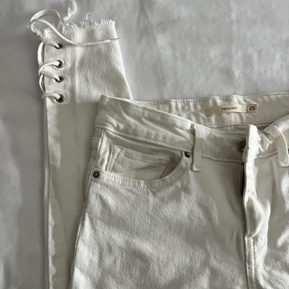 White Levi jeans